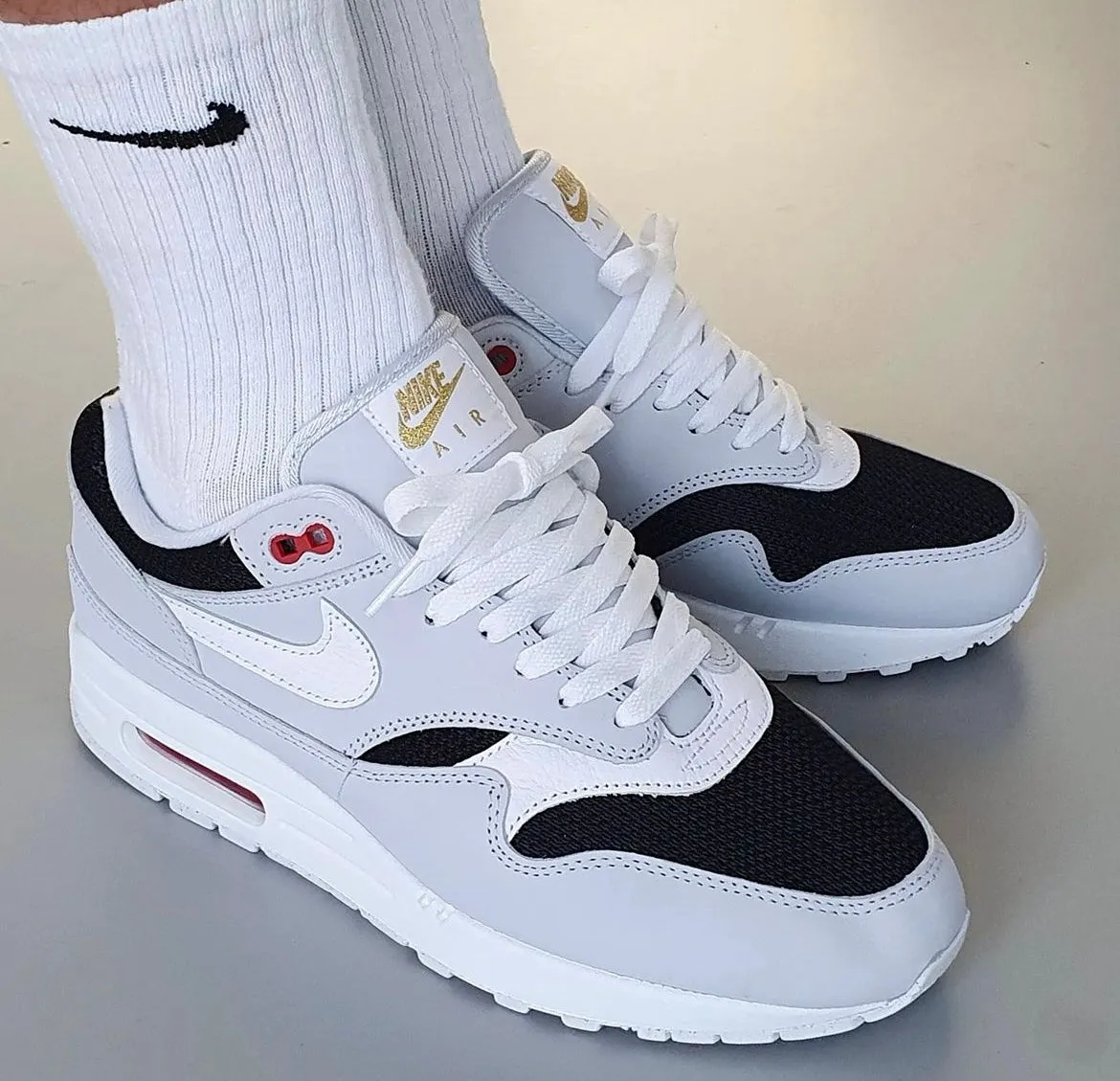 NIKE AIR MAX 1 PLATINUM WHITE BLACK RED