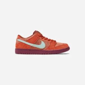 NIKE  NIKE SB DUNK LOW MYSTIC RED