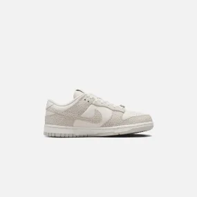 Nike WMNS Dunk Low PRM - Oly Phantom / Photon Dust / Light Smoke